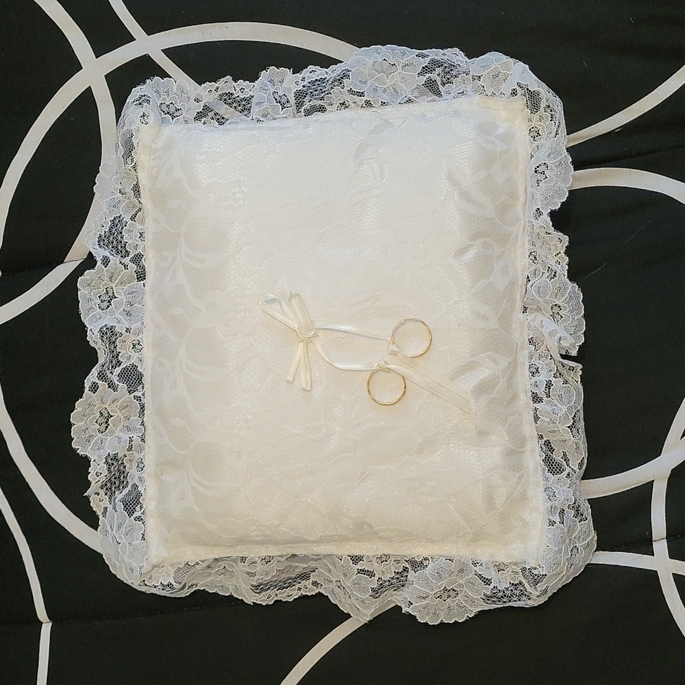 White lace ring bearer pillow with two rings